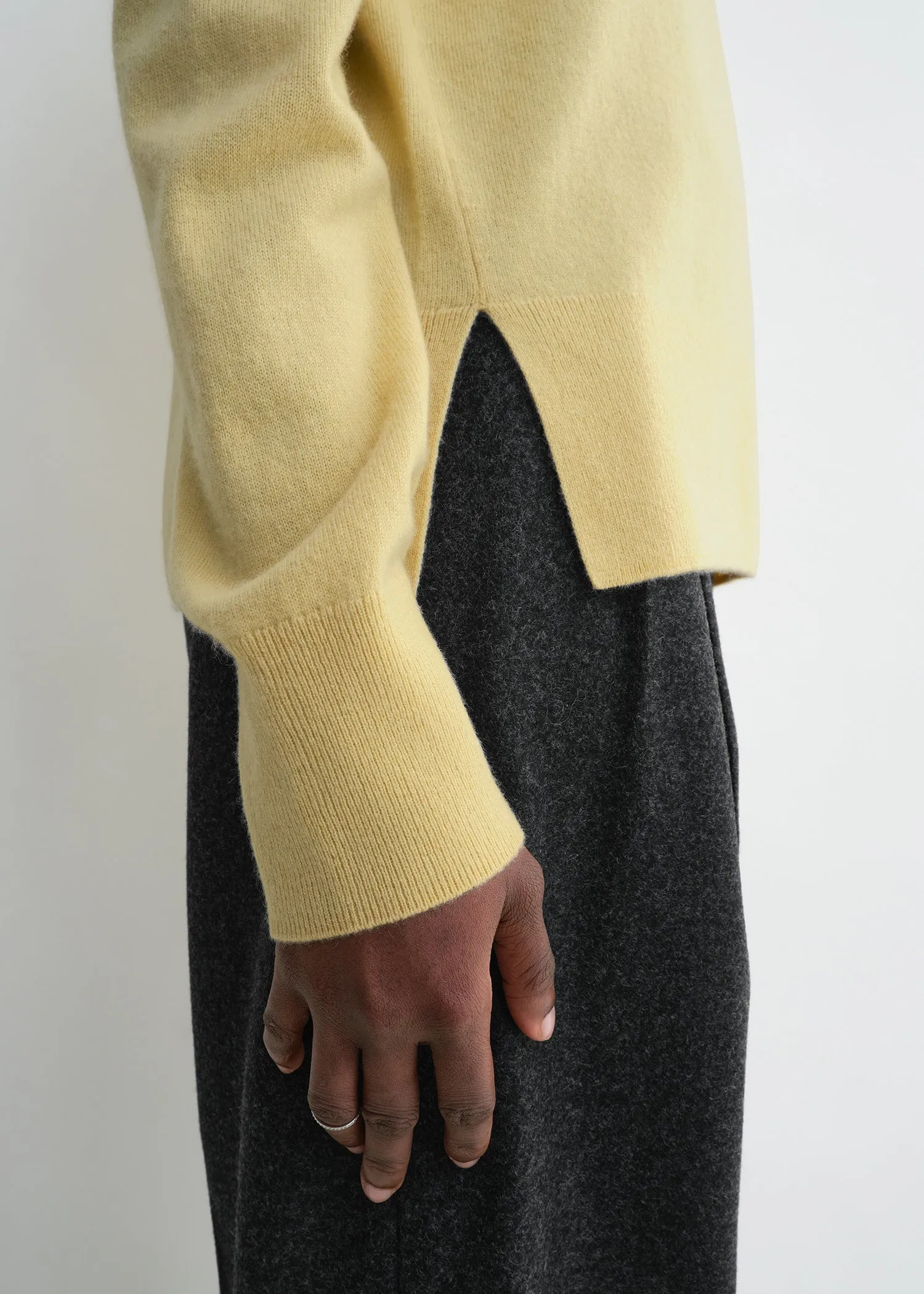 Crew-neck cashmere knit soft yellow